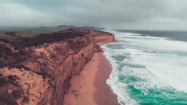 Imágenes Aéreas Escénicas Hermosa Orilla Del Mar Día Nublado — Vídeo de stock