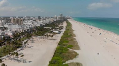 Güneşli bir günde güzel deniz kıyısının manzaralı görüntüleri.