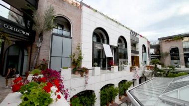 Beverly Hills Meydanı 'nda birçok dükkan var.