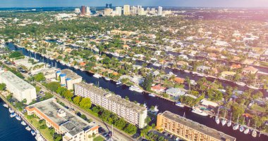 Fort Lauderdale, Florida. Güneşli bir sabahta şehrin gökyüzü ve kanalları görünüyor..