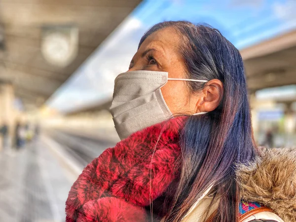 Coronavirus Covid Spreading Italy Europe Woman Station Wearing Protective Face — Stock Photo, Image