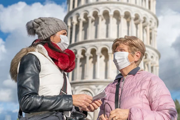 Coronavirus Alarm Itálii Evropě Žena Matkou Respirační Masce Návštěvě Pisa — Stock fotografie