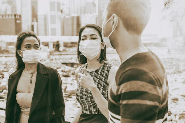 아시아 청소년 친구들은 Pm2 코로나 바이러스를 예방하기 위생용 마스크를 시간을 — 스톡 사진