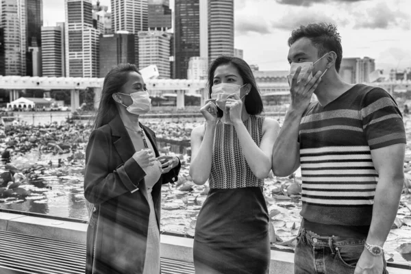 三位亚洲的年轻朋友带着卫生的面具享受户外时光 以防止Pm2 5病毒和考罗纳维病毒 空气污染 环境意识概念 — 图库照片