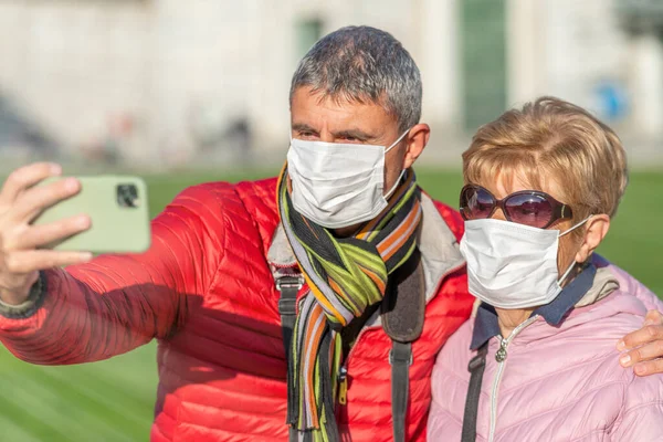 Alarme Coronavírus Itália Europa Homem Com Mãe Usar Máscara Respiratória — Fotografia de Stock