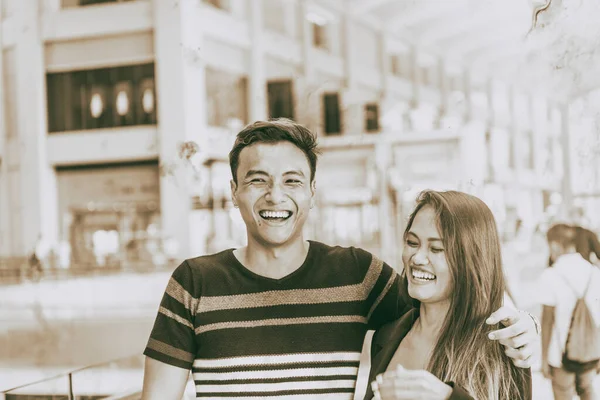Junge Asiatische Paare Genießen Ihre Freizeit Einem Modernen Einkaufszentrum — Stockfoto