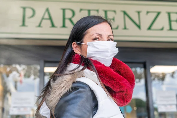 Coronavirus Alarm Italien Europa Frau Flughafeneingang Mit Atemschutzmaske — Stockfoto