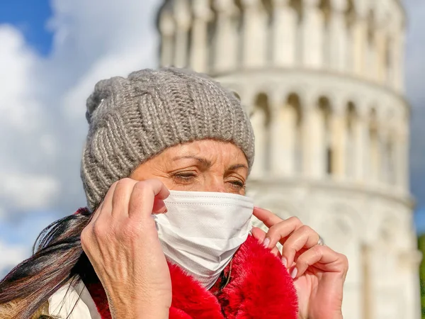 Coronavirus Covid Spreading Italy Europe Woman Visiting Pisa Wearing Protective — Stock Photo, Image