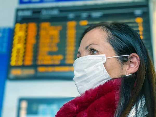 Coronavirus Covid Está Espalhando Por Toda Itália Europa Mulher Estação — Fotografia de Stock