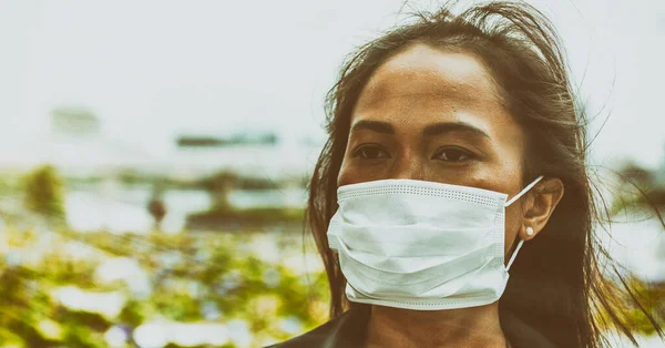 Aziatische Vrouw Genieten Van Outdoor Tijd Dragen Hygiënisch Masker Het — Stockfoto