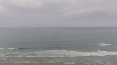 Güneşli bir günde güzel deniz kıyısının manzaralı görüntüleri.