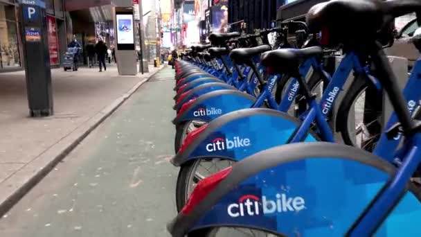Imagens Close Bicicletas Cidade Estacionadas Rua — Vídeo de Stock