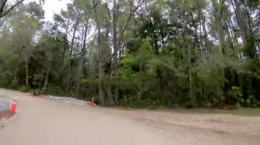 Ağaçların bahçesindeki patikanın pov görüntüleri