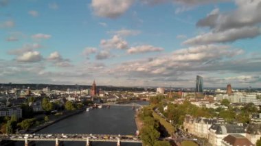 Frankfurt am Main 'in iş ve finans merkezi, insansız hava aracından gün batımı görüntüsü.