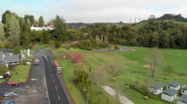 Güzel bir kış sabahı Waitomo kırsalının panoramik hava manzarası