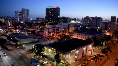 Geceleri Miami sokaklarının hava görüntüleri.