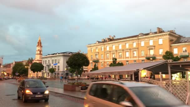 Beelden Van Mensen Auto Vilnius Square Sunset — Stockvideo