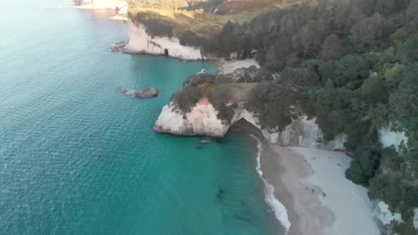 Schilderachtige Luchtfoto Van Prachtige Kust Zonnige Dag — Stockvideo