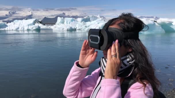 Bilder Vacker Vuxen Kvinna Med Headset Utomhus Med Glaciärer Backrgound — Stockvideo