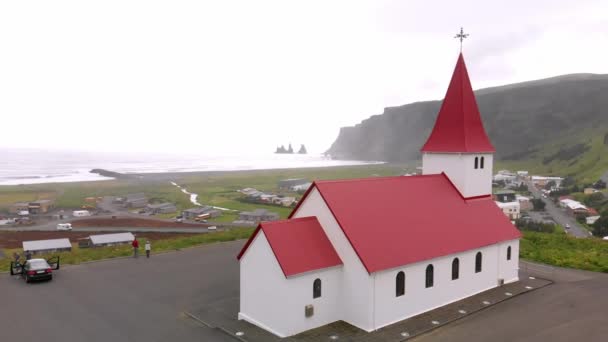 Imágenes Aéreas Hermosa Iglesia Roja Blanca Iceland — Vídeos de Stock