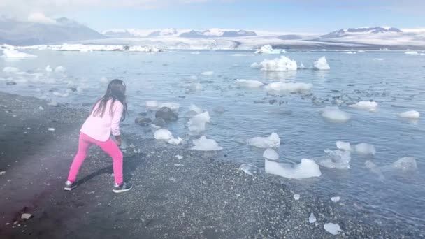 Bilder Bedårande Liten Flicka Som Står Stranden Omgiven Glaciärbitar — Stockvideo