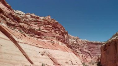 Güneşli bir günde güzel kanyon dağlarının manzaralı görüntüleri.