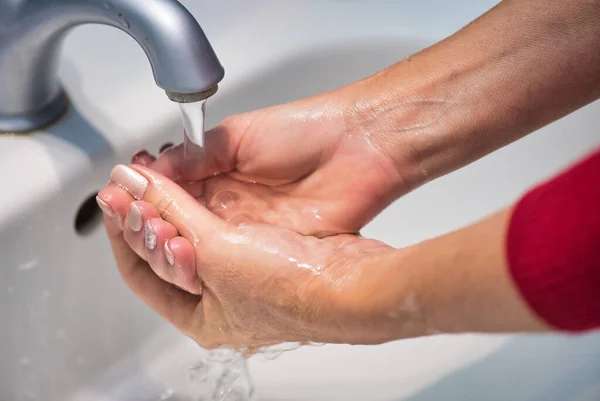 Kvinnan Tvättar Händerna Hemma Förebyggande Coronavirus Mot Virusutbrott — Stockfoto