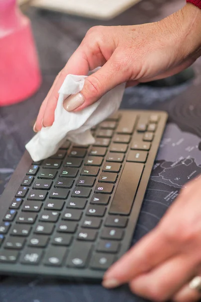 Kvinna Rengöring Dator Tangentbord Med Mjuk Trasa Förebyggande Coronavirus Och — Stockfoto