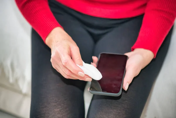 Mulher Limpeza Tela Smartphone Com Pano Macio Prevenção Coronavírus Desinfecção — Fotografia de Stock