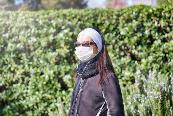 Donna Che Indossa Maschera Salute Nel Suo Giardino Casa Prevenzione — Foto Stock