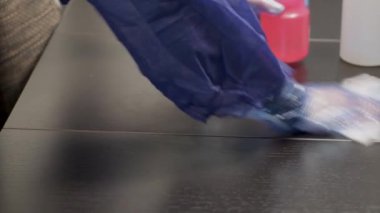Masayı temizleyen kişinin yakın çekim görüntüleri.