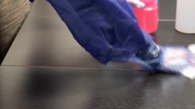 Masayı temizleyen kişinin yakın çekim görüntüleri.