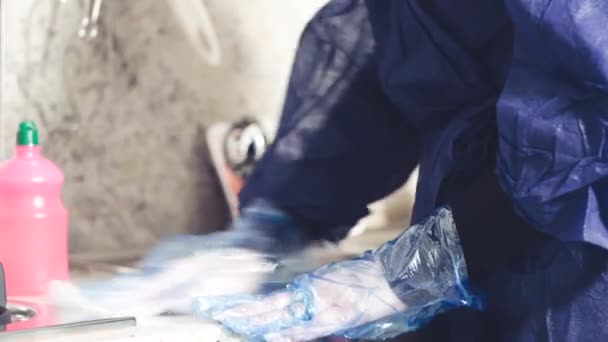 Mujer Casa Limpiando Fregadero Cocina Medidas Prevención Del Coronavirus — Vídeo de stock