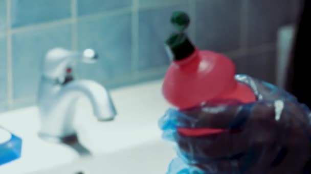 Evde Banyo Lavabosunu Temizleyen Kadın Coronavirus Önleme Tedbirleri — Stok video