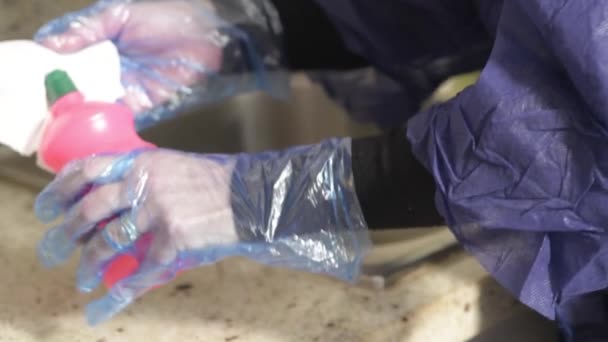 Γυναίκα Στο Σπίτι Καθαρίζει Νεροχύτη Κουζίνας Μέτρα Πρόληψης Του Ιού — Αρχείο Βίντεο