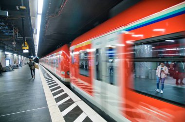 FRANKFURT, Almanya - 12 Eylül 2019: Metro istasyonunda tren hızlanıyor.