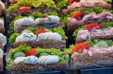 Lezzetli ince gurme kızarmış jambon dilimleri taze marul ve mozzarella ile kabuklu çavdar ekmeği..