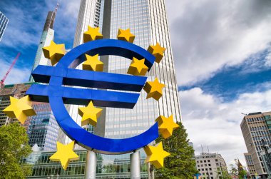 FRANKFURT, GERMANY - 12 Eylül 2019: Avrupa Merkez Bankası genel merkezinde dev avro tabelası, Frankfurt am Main, Almanya.