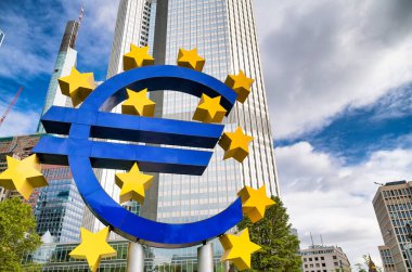 Frankfurt, Almanya 'daki Avrupa Merkez Bankası genel merkezinde dev bir avro işareti bulunan iş ve finans kavramı.