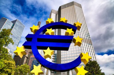 FRANKFURT, GERMANY - 12 Eylül 2019: Avrupa Merkez Bankası genel merkezinde dev avro tabelası, Frankfurt am Main, Almanya.