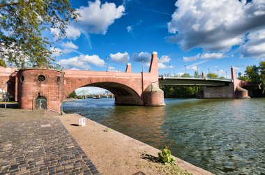 Brickegickel, Frankfurt, Almanya 'daki antik ortaçağ köprüsü.