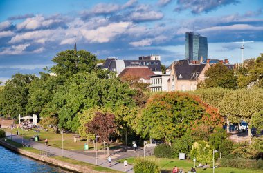 Frankfurt, Almanya. Şehir nehri ve gökyüzü bir yaz öğleden sonra.