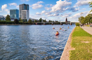 Frankfurt, Almanya. Şehir nehri ve gökyüzü bir yaz öğleden sonra.