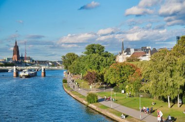 Frankfurt, Almanya. Şehir nehri ve gökyüzü bir yaz öğleden sonra.