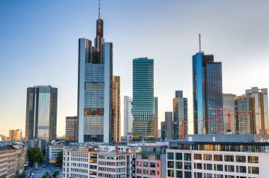 Frankfurt 'un modern ve eski binaları. Şehir silueti güzel bir yaz günbatımında.