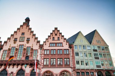 Frankfurt şehir merkezindeki Romerberg Meydanı 'nda ortaçağ binaları var..
