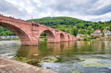 Heidelberg Ortaçağ Köprüsü, Almanya.