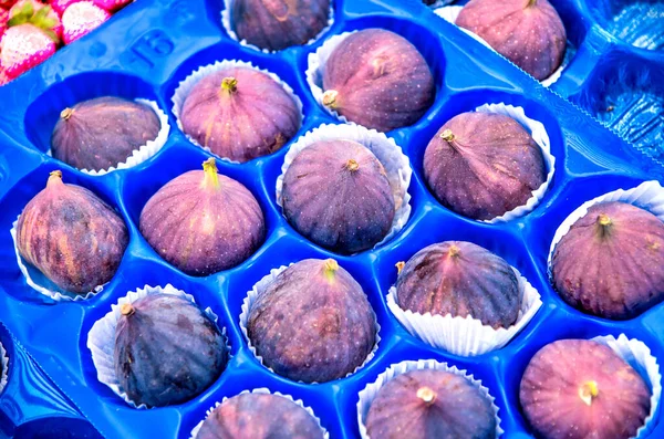 街市集市上出售的大量新鲜紫色无花果 — 图库照片