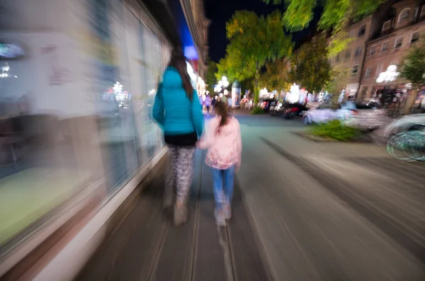 Caminando Por Las Calles Ciudad Por Noche Madre Hija Vacaciones — Foto de Stock