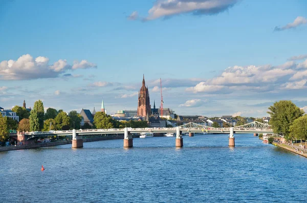 ドイツのフランクフルト 夏の午後の都市川とスカイライン — ストック写真
